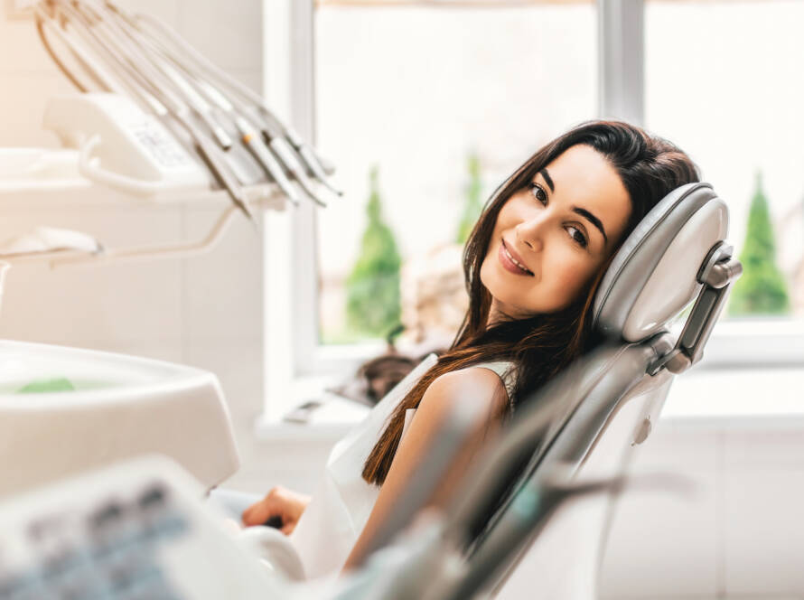 Paziente rilassata e sorridente grazie alla sedazione cosciente durante i trattamenti dentali